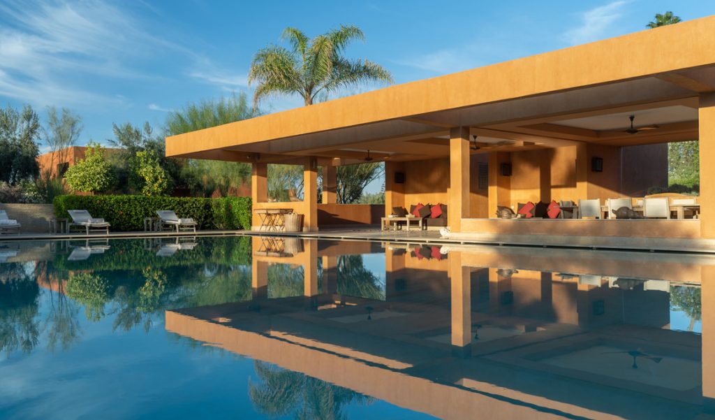 Piscina de Villa Azarenka bajo el porche cubierto