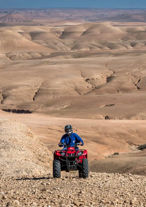 Quad en el desierto de piedra de Agafay, cerca de Marrakech