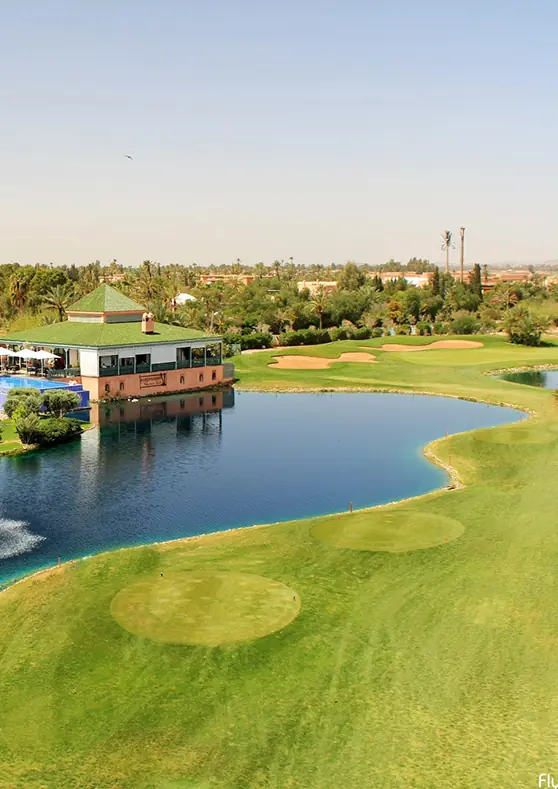 Campo de golf de Marrakech con lago y casa club