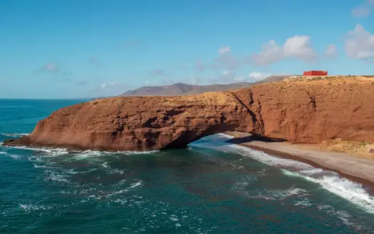 El arco natural de la playa de Legzira, en la costa de Marruecos