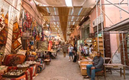Colores y ambiente de un zoco de Marrakech, con artesanía tradicional