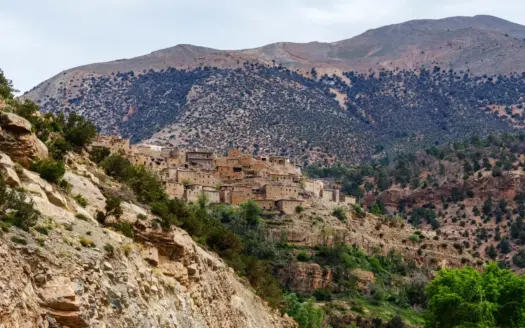 Pueblo histórico en una ladera de las montañas del Atlas
