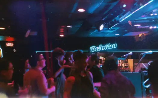 Gente bailando en un club por la noche