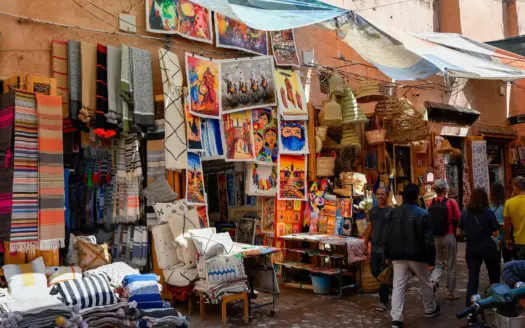 Zoco de Marrakech con telas y artesanía de colores en plena medina