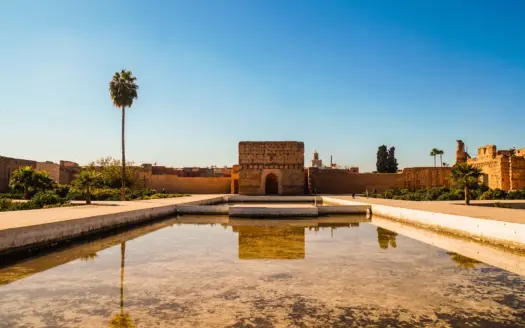 El palacio El Badi de Marrakech bajo un cielo despejado, con su estanque