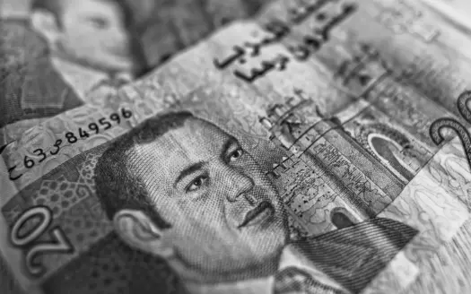 Detalle en blanco y negro de un billete marroquí