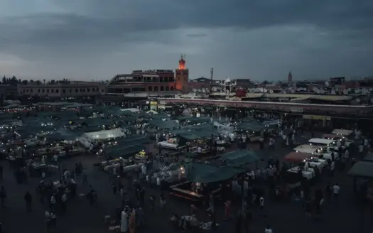 Mercado nocturno de Marrakech animado al caer la tarde
