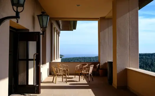Terraza tranquila con sillas a la sombra y vistas al mar