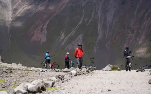 Grupo de ciclistas de montaña en un sendero escarpado