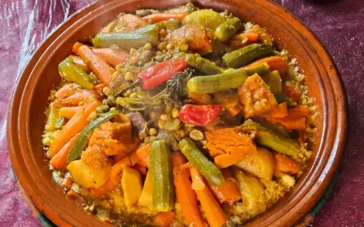 Tajine marroquí de verduras con zanahoria y calabacín