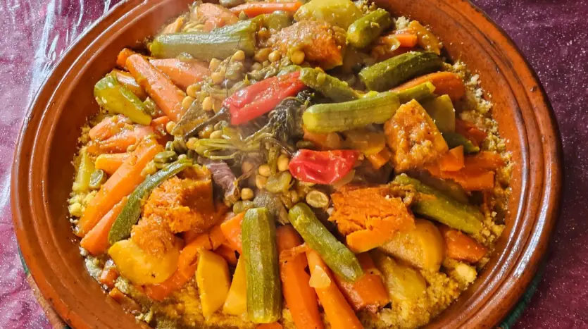 Tajine marroquí de verduras con zanahoria y calabacín