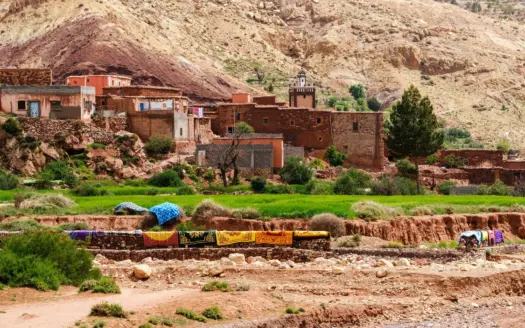 Pueblo bereber en las montañas del Atlas, en Marruecos, con telas de colores