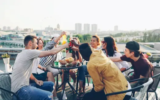 Un grupo de amigos brinda en una azotea con vistas