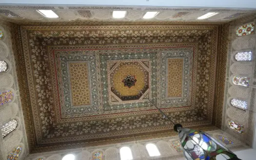 Techo ricamente decorado de Marrakech, de diseño marroquí tradicional