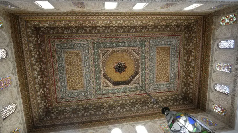 Techo ricamente decorado de Marrakech, de diseño marroquí tradicional