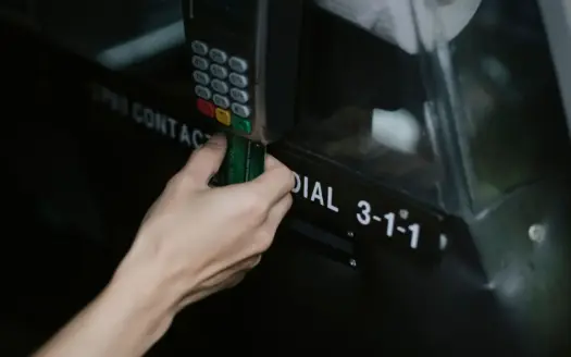 Un viajero paga con tarjeta en un datáfono dentro de un coche