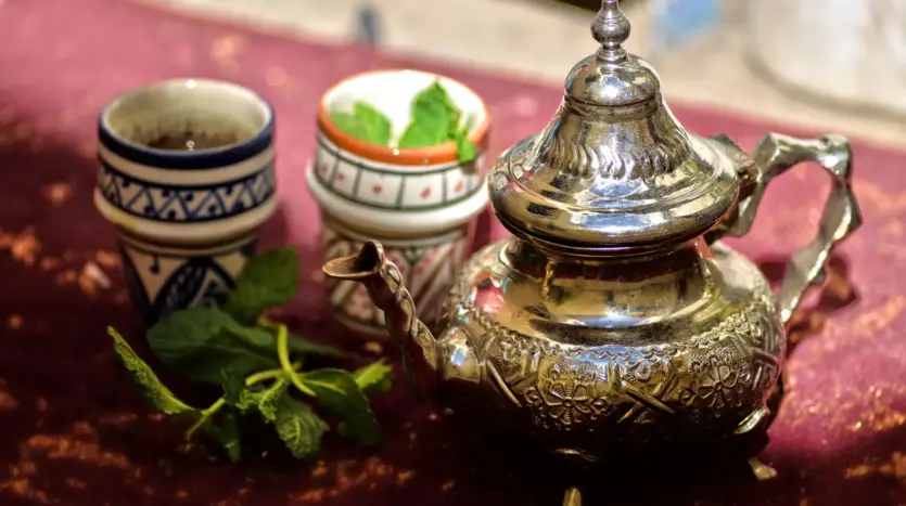 Servicio de té de menta marroquí con tetera de plata, al aire libre
