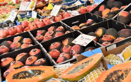 Fruta fresca con carteles de precio en un puesto de mercado