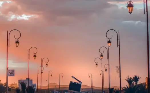 Calles de Ouarzazate, en Marruecos, bajo la luz del atardecer