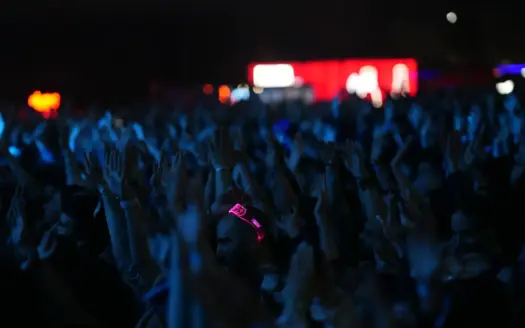 Concierto nocturno con el público disfrutando de la música