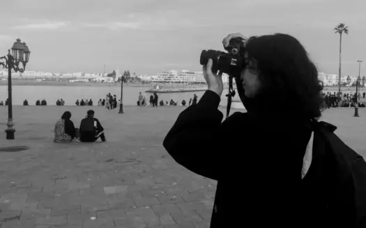 Un fotógrafo retrata un paisaje urbano marroquí con palmeras junto al agua