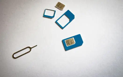 Tarjetas SIM y su herramienta de extracción sobre fondo blanco
