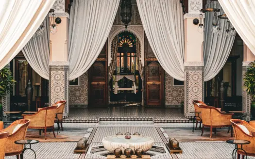 Patio marroquí de Marrakech con zellige y cortinajes