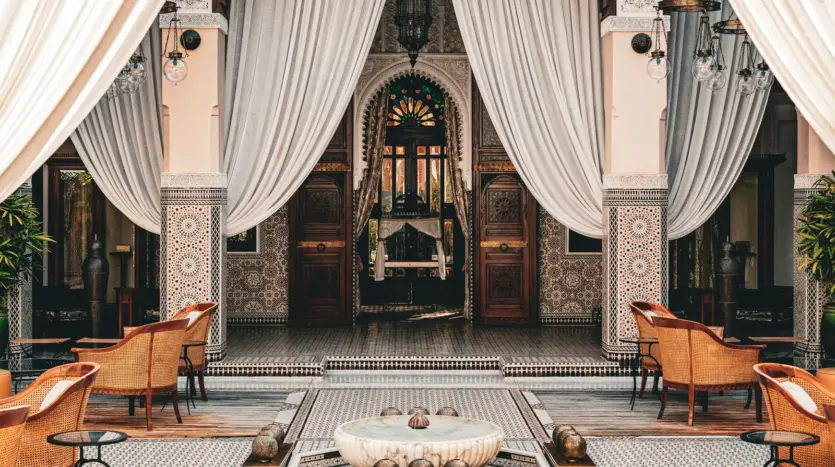 Patio marroquí de Marrakech con zellige y cortinajes