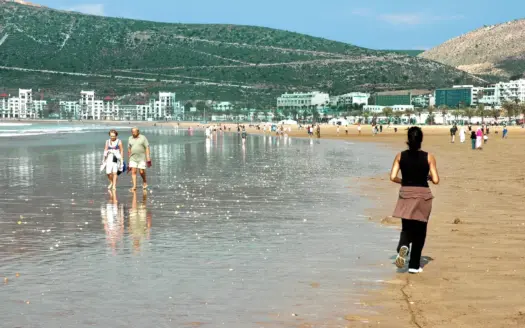 Gente disfrutando de un día de sol en una playa de Agadir, en Marruecos