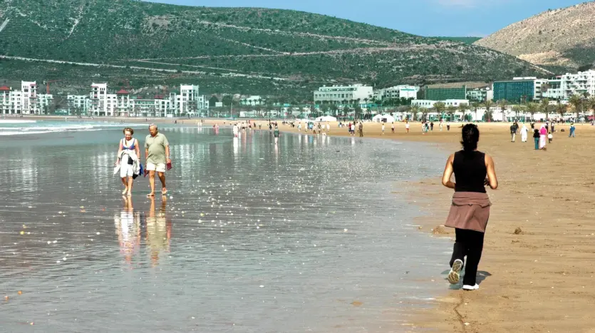 Gente disfrutando de un día de sol en una playa de Agadir, en Marruecos