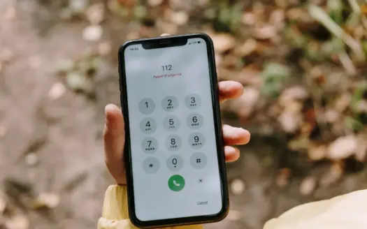 Un número de emergencia marcado en un teléfono móvil