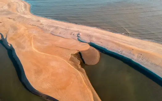 Vista aérea de una lengua de arena rodeada de aguas tranquilas
