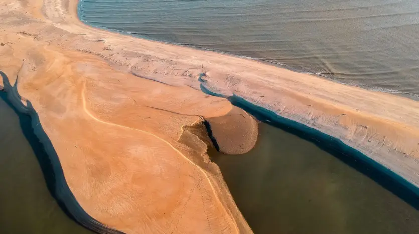 Vista aérea de una lengua de arena rodeada de aguas tranquilas