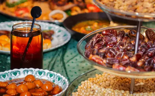 Mesa servida con dátiles, dulces y zumos, como en el iftar