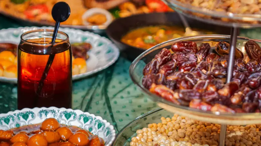 Mesa servida con dátiles, dulces y zumos, como en el iftar