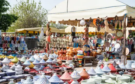 Puestos de vajilla tradicional de colores en un bazar al aire libre