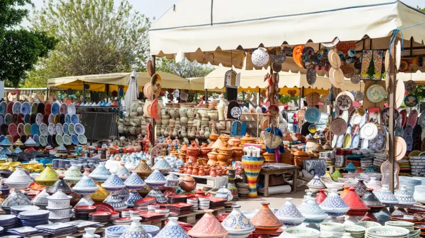 Puestos de vajilla tradicional de colores en un bazar al aire libre