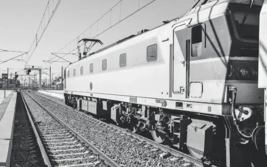 Tren antiguo en Kenitra, en Marruecos, en blanco y negro