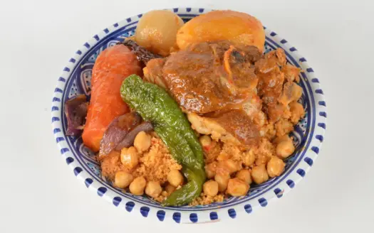 Plato de cuscús marroquí con cordero, verduras y garbanzos