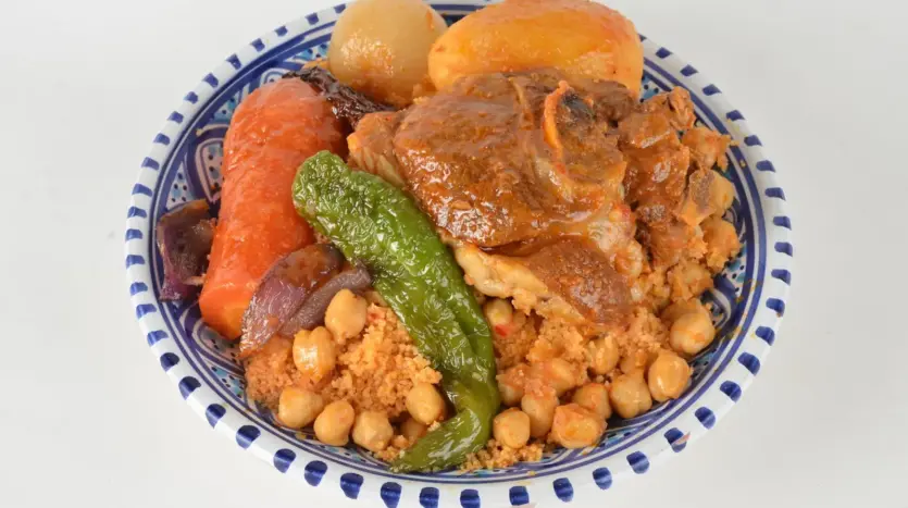 Plato de cuscús marroquí con cordero, verduras y garbanzos
