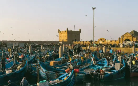 Barcas de pesca azules amarradas en el puerto de Essaouira, en Marruecos