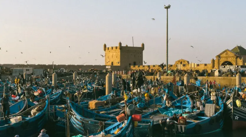 Barcas de pesca azules amarradas en el puerto de Essaouira, en Marruecos