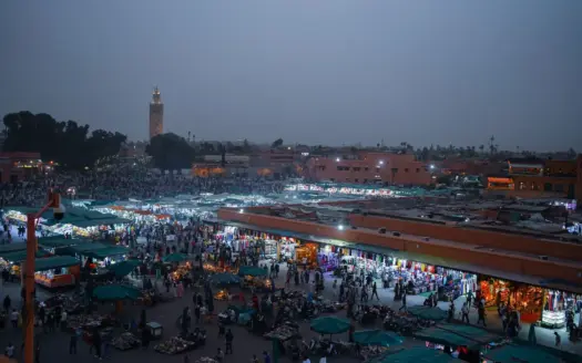 Jemaa el-Fna al anochecer, con el alminar de la Kutubía al fondo