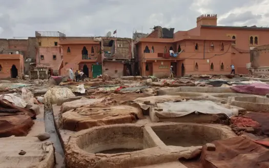 Pilas de curtiduría en la medina de Marrakech
