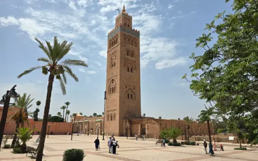 El alminar de la Kutubía de Marrakech visto desde la explanada en un día soleado