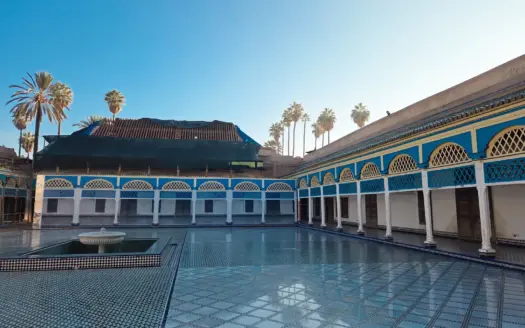 El gran patio del palacio de la Bahía de Marrakech, con sus techos pintados