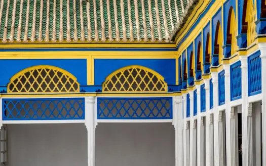 Galería de arcadas azules y amarillas del palacio de la Bahía