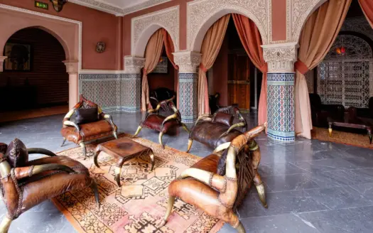 Salón marroquí de lujo con sillones de cuero