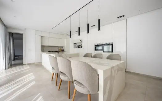 Cocina equipada y mesa de comedor de Villa Harmony
