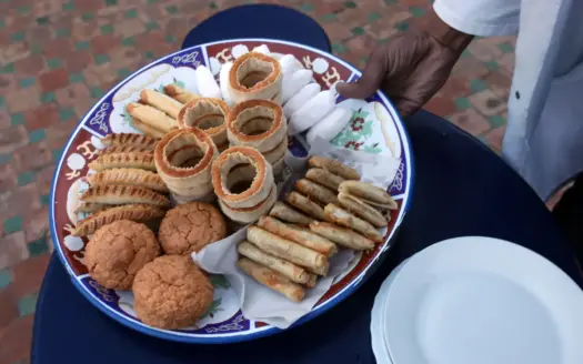 Bandeja de pastas y dulces marroquíes tradicionales sobre cerámica pintada